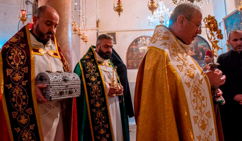 Tres frailes se han vestido como los Reyes Magos y han acudido a la Gruta de la Natividad