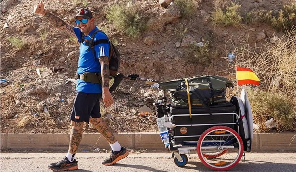 Santiago Sánchez Cogedor caminando a Irán desde Irak antes de su detención