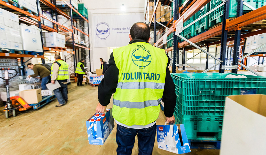 Un voluntario del Banco de Alimentos de Madrid