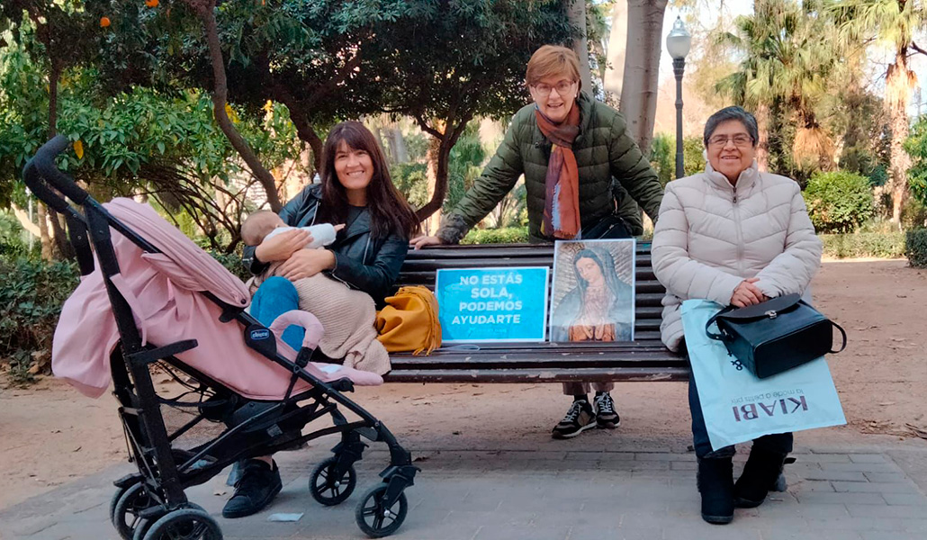 Un grupo de voluntarias de 40DPLV reza el Miércoles de Ceniza en Castellón