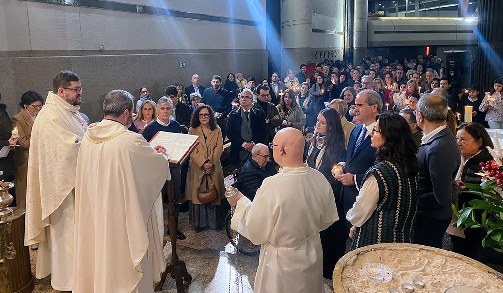 Asistentes a la celebración de inscripción en el libro del Bautismo de deseo de la parroquia Buen Suceso