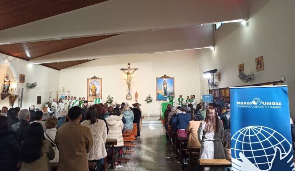 El cardenal Cobo durante la celebración en la parroquia Virgen del Mar