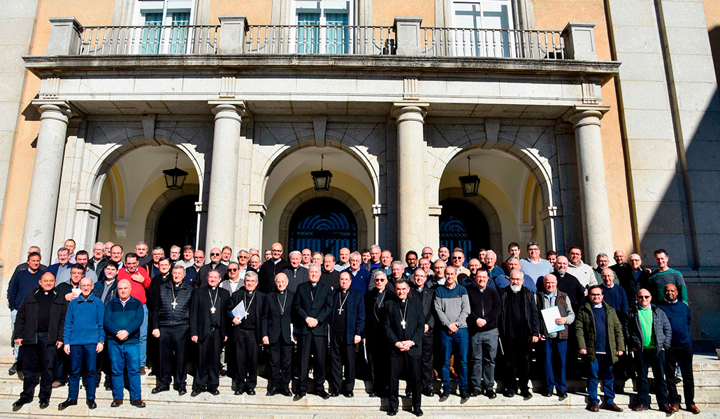 Foto de familia de los participantes en el Encuentro de 2024