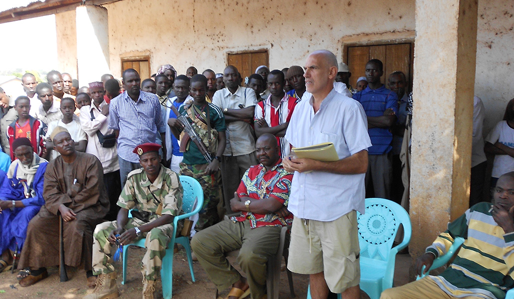 El obispo coadjutor electo de Bangassou, durante un encuentro para promover la paz. Foto cedida por Aurelio Gazzera.