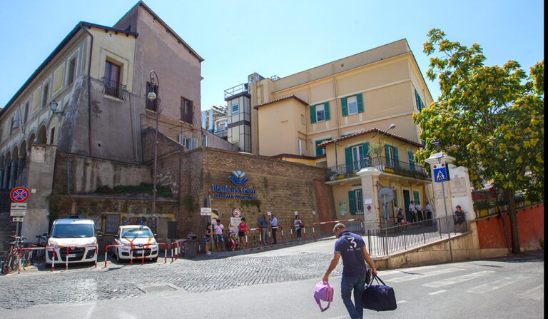 Fachada del hospital pediátrico Bambino Gesù, de Roma, Italia