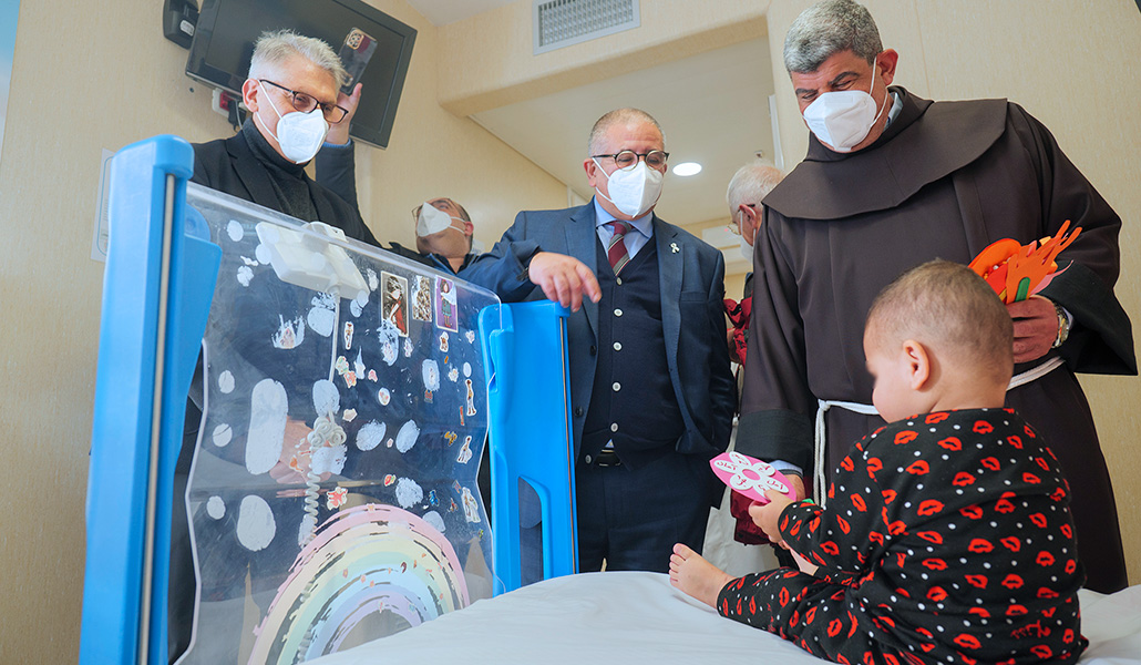 Uno de 29 pequeños gazatíes que fueron trasladados desde Egipto para recibir tratamiento médico.