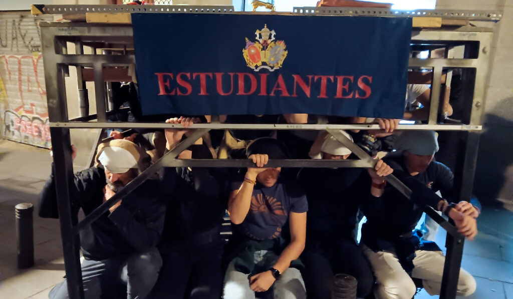 Costaleros de la Hermandad de los Estudiantes