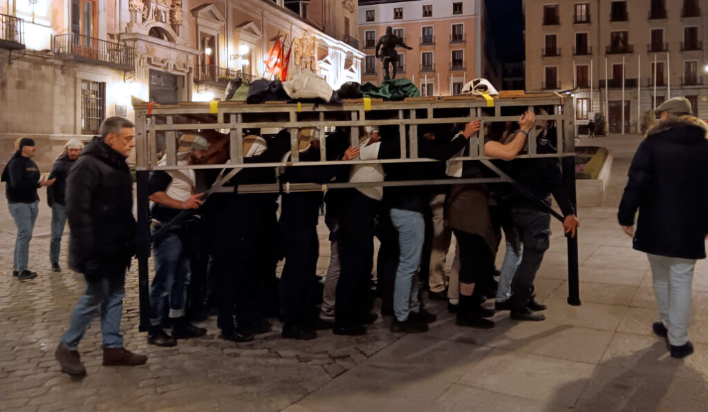 La Hermandad de los Estudiantes durante su ensayo a su paso por la plaza de la Villa