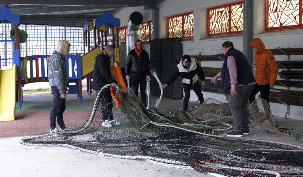 Una clase en la escuela diocesana de pesca Antiguako Ama