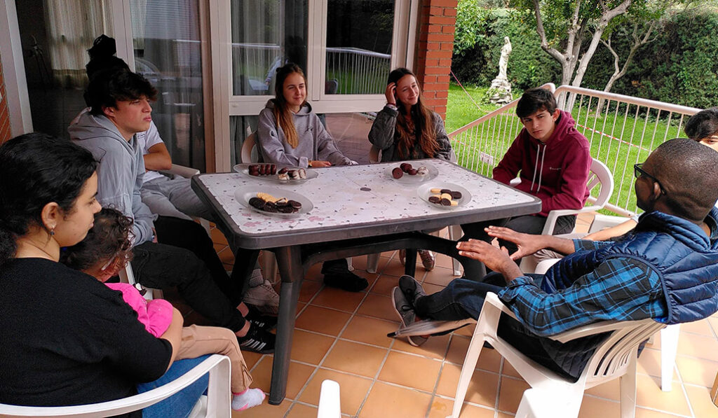 Alumnos de los colegios corazonistas en un encuentro con migrantes.