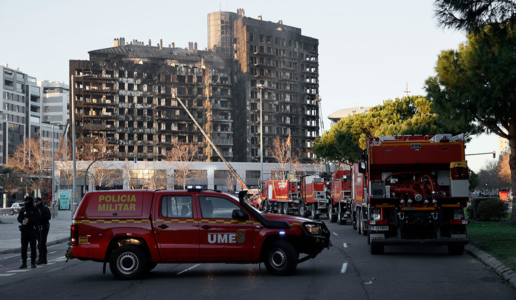 Los bomberos trabajan en las labores de rescate tras el incendio del Campanar, en Valencia