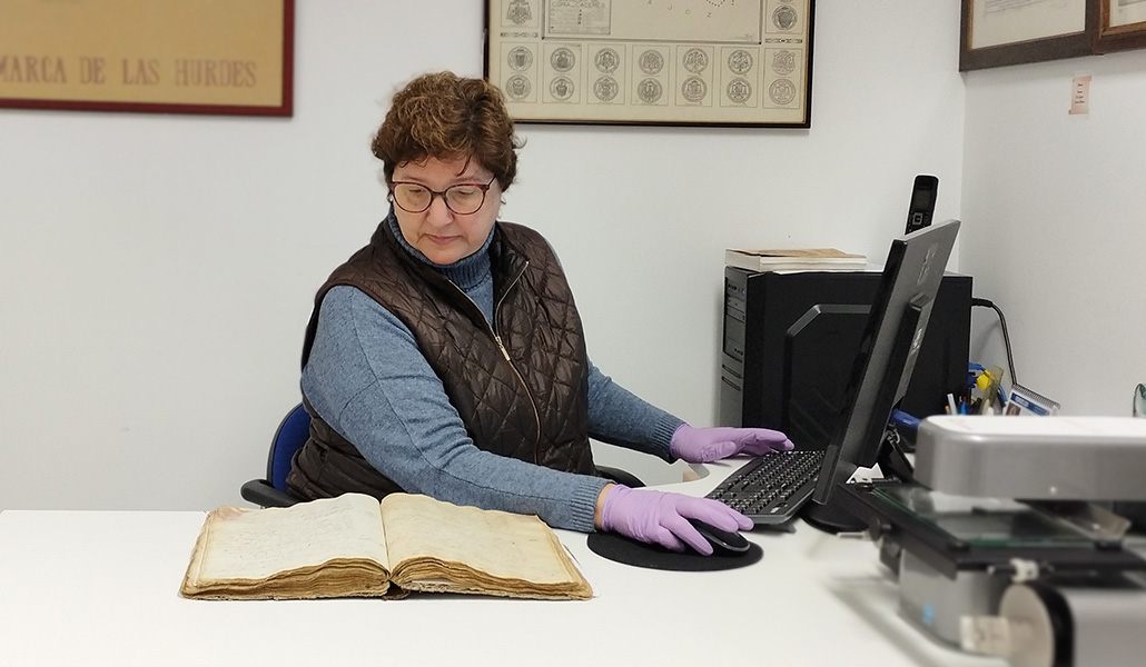 Fuentes trabaja con un libro de sacramentos en la sede del archivo diocesano
