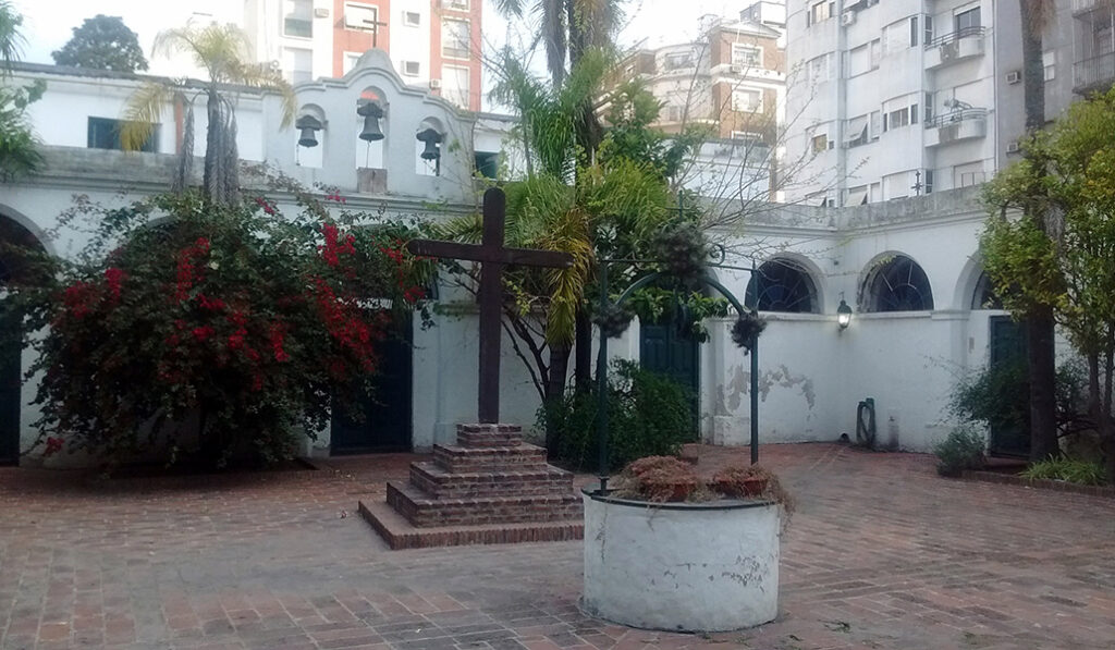Patio del recinto, donde el Papa también dio ejercicios cuando era arzobispo de Buenos Aires