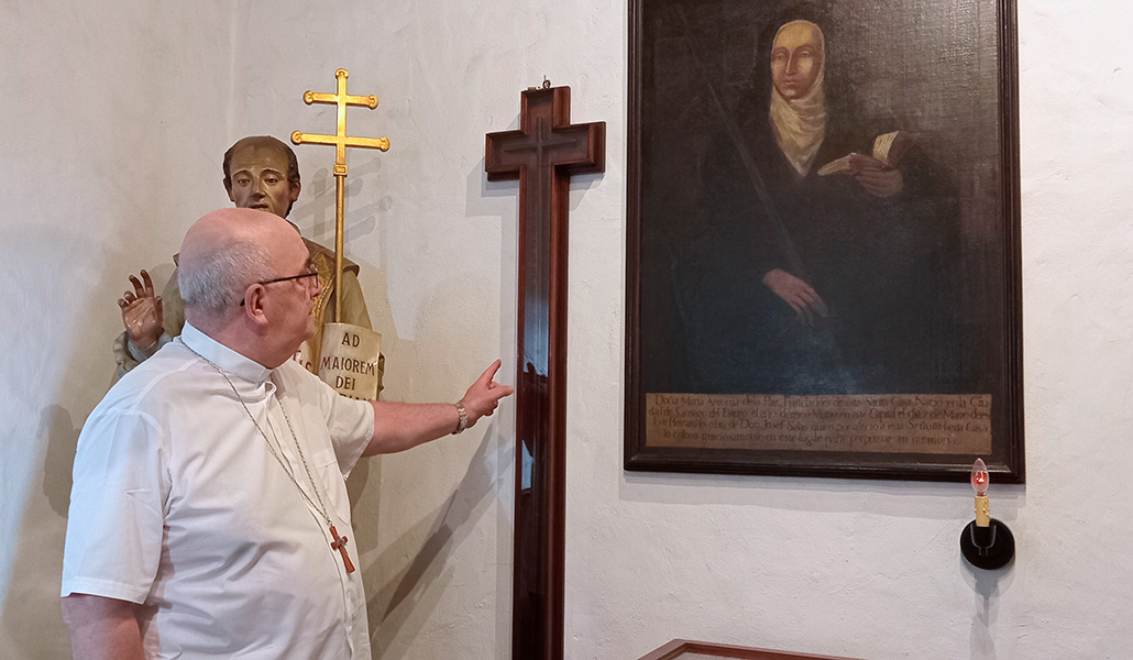 Giobando muestra el cayado con forma de cruz de Mama Antula en la Santa Casa de Ejercicios