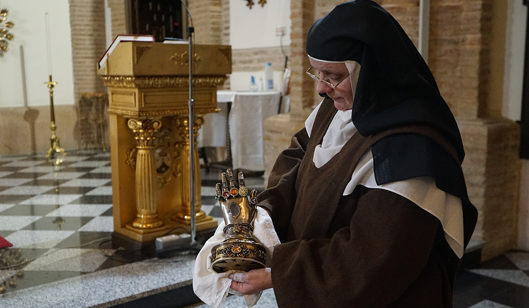 Una de las carmelitas descalzas de Ronda con la mano incorrupta de santa Teresa