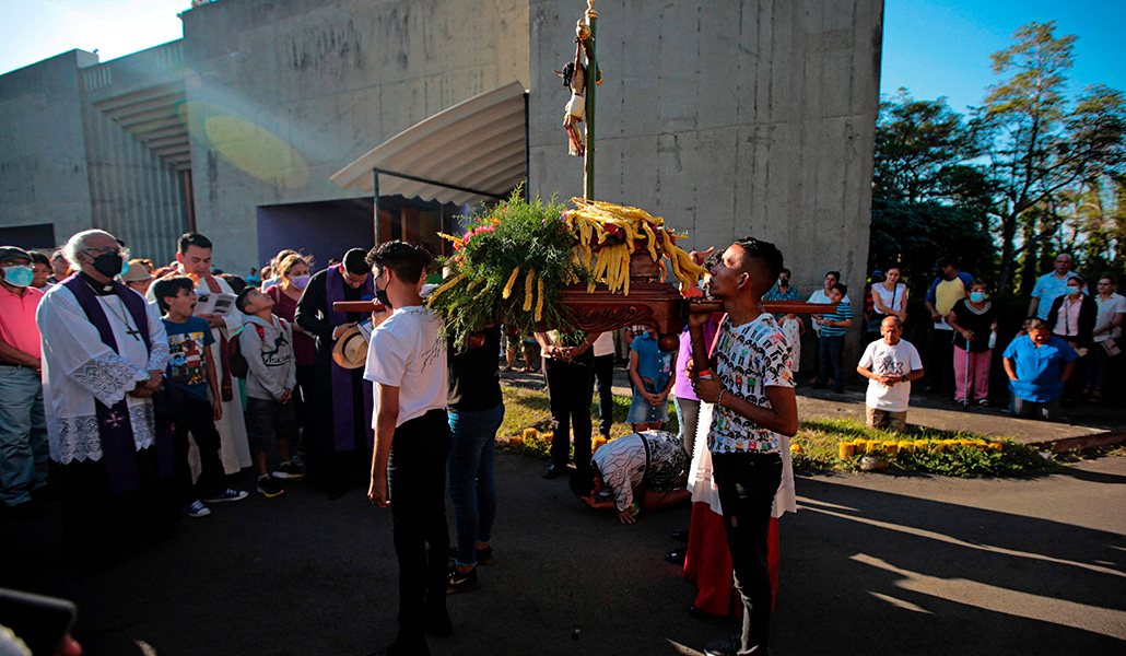 Nicaragüenses rezando el vía crucis en el recinto de la catedral de Managua el 10 de marzo de 2023