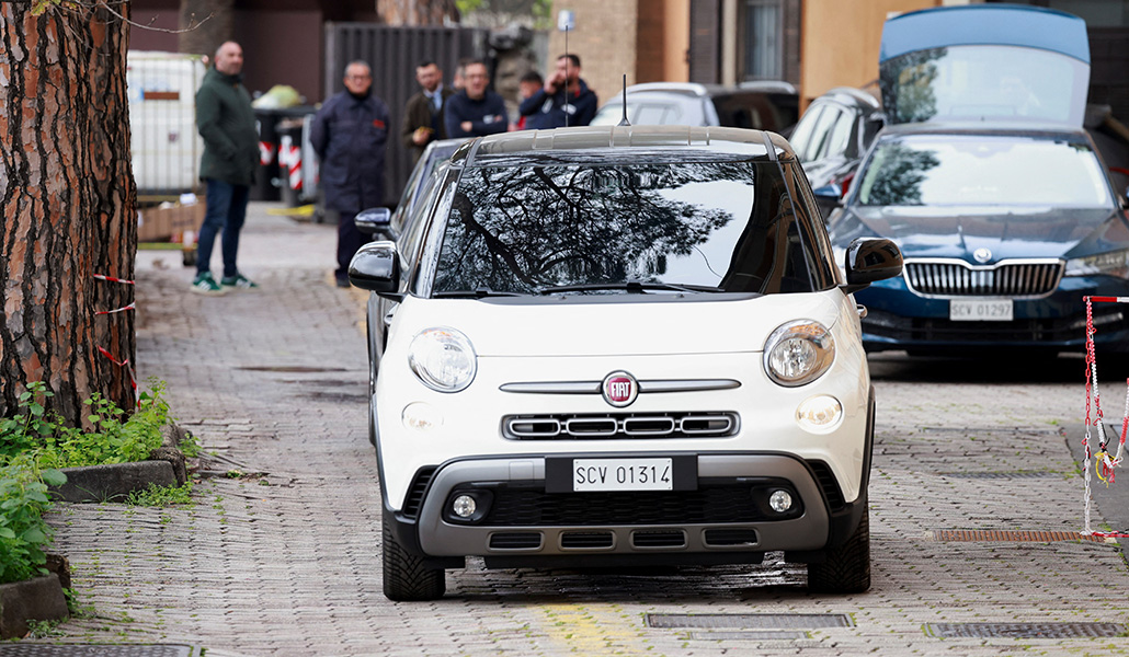 El FIAT 500 que suele usar el Papa a la salida del hospital