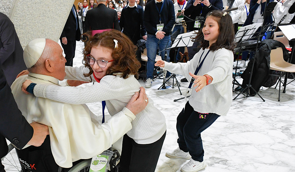 El Papa Francisco con niños de la archidiócesis de Bari-Bitonto en el Aula Pablo VI del Vaticano, el 27 de enero de 2024