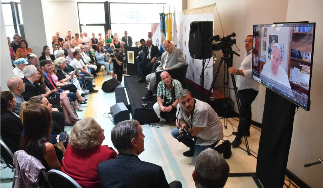 Proyección del vídeo del Papa durante la inauguración de la sede de COPAJU