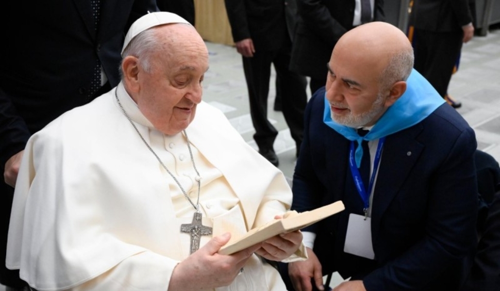 Un representante de Confartigianato entrega a Francisco un regalo