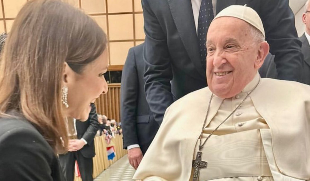 Momento en el que la cineasta ha saludado a Francisco y le ha entregado una copia de Teresa.