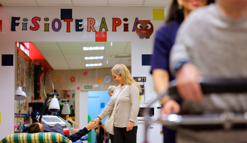 Una de las viajeras saluda a un residente del Hogar Don Orione