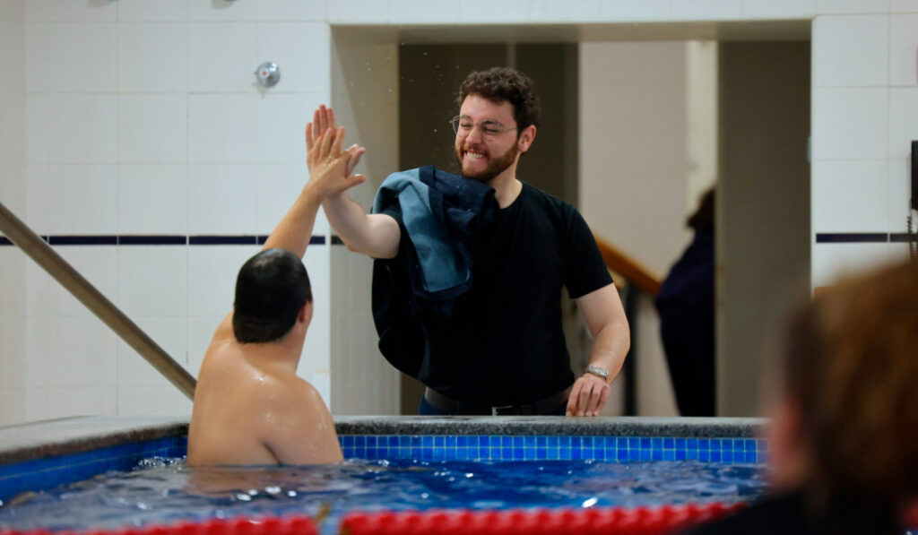Las personas que viven en el centro disfrutan de la piscina