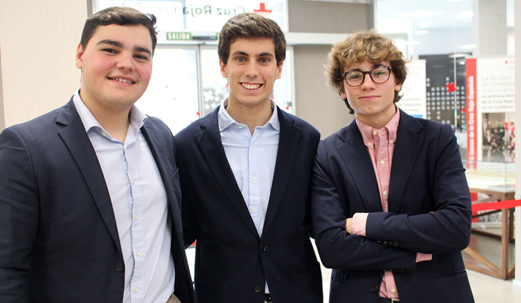 Diego Pérez, Javier Feal y Luis Neira quieren escalar Blood Broos por todo el mundo con ayuda de Cruz Roja