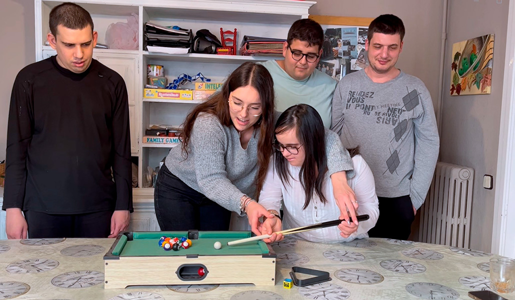 Algunos jóvenes de la iniciativa en uno de los pisos de Aura Hábitat