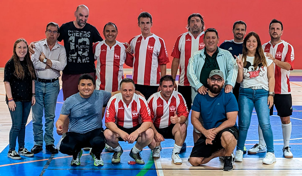 El psicólogo Ignacio Puerta (tercero por la derecha) en uno de los últimos partidos de su grupo de apoyo