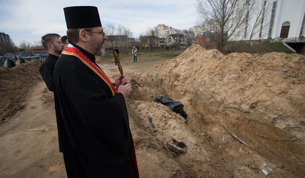 Sviatoslav Shevchuk en las fosas de Bucha, abril de 2022