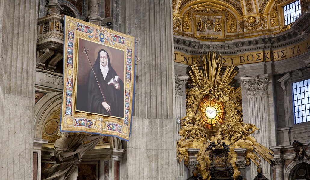 Tapiz de la primera santa argentina en la basílica de San Pedro