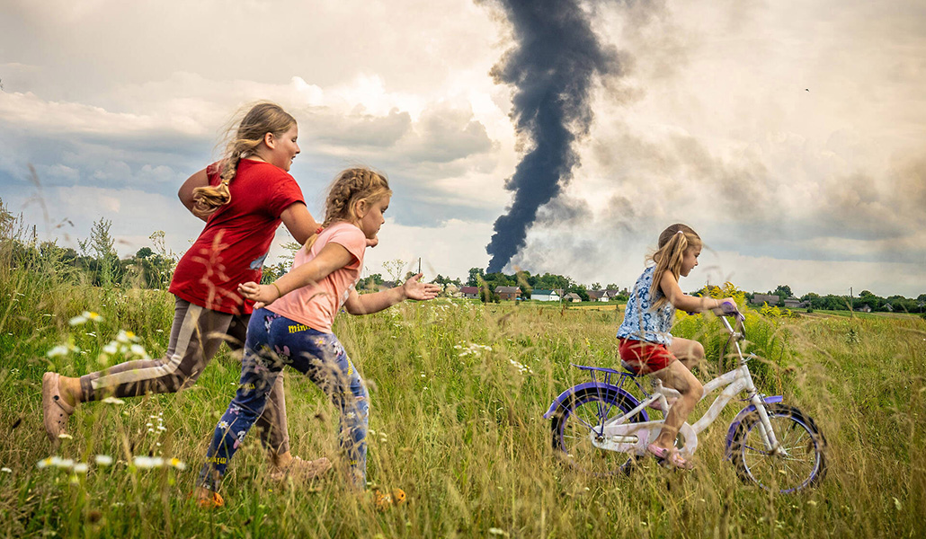 Alina (5 años) aprende a montar en bicicleta con sus amigas en Rivne. Foto del Año de UNICEF