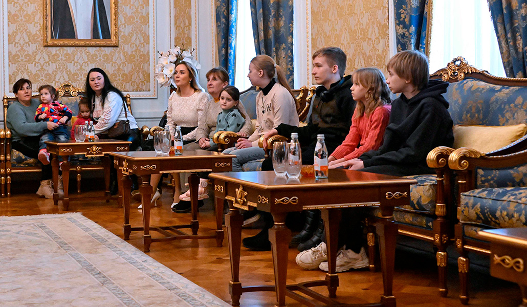 El Gobierno ruso entrega a un grupo de niños ucranianos en la embajada de Catar, el 19 de febrero de 2024