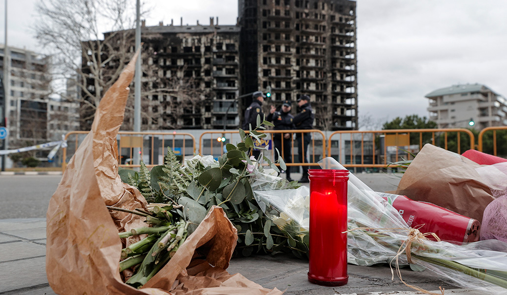 Ramos de flores y velas en memoria a las víctimas