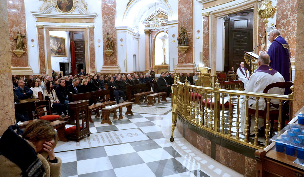 Un momento de la vigilia de oración en la basílica de los Desamparados