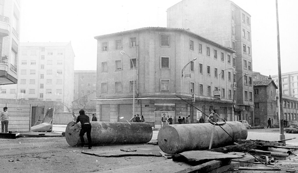 Obreros durante las huelgas en Vitoria en el barrio de Zaramaga