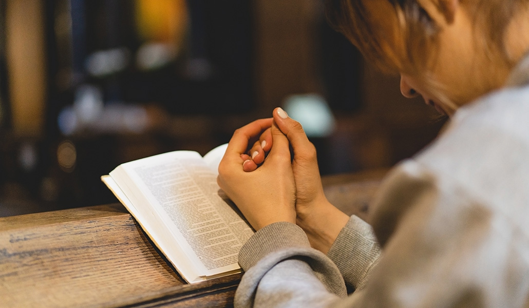 Mujer leyendo la Biblia
