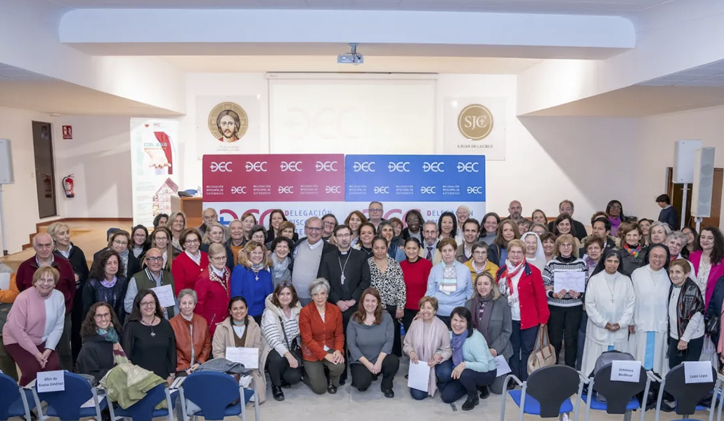 Foto de grupo al concluir el encuentro con los catequistas