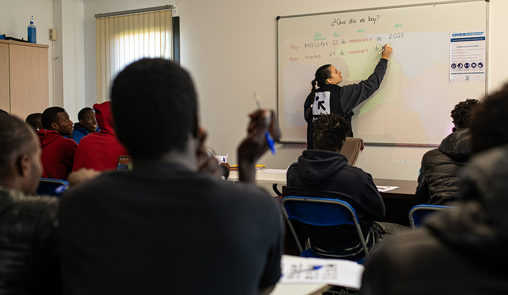 Inmigrantes procedentes de Canarias durante una clase de español en la Casa de Cultura de Dorrón, Pontevedra, en noviembre de 2023
