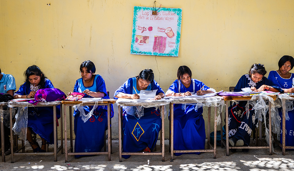 Unas mujeres en una clase en el colegio Ramón Paz Ipuana, en Cojoro Zulia (Venezuela)