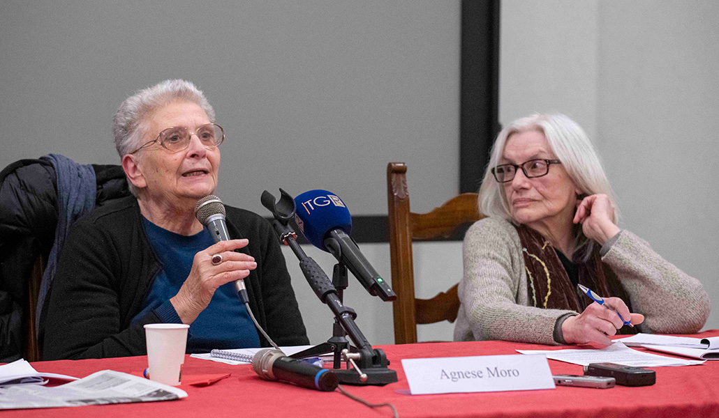 Agnese Moro junto a Adriana Faranda, durante un encuentro de justicia restaurativa en Roma