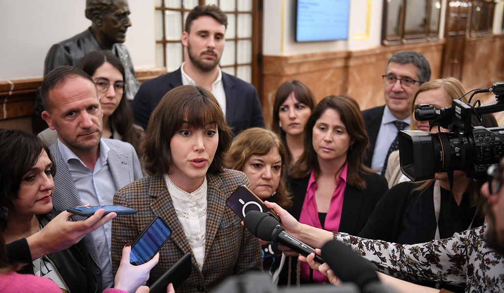 La portavoz de Igualdad del PSOE, Andrea Fernández, tras la presentación de la norma en el Congreso