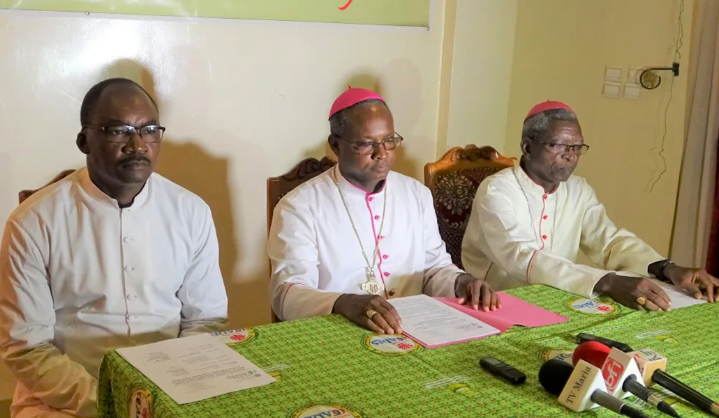 Abbé Constantin SERE, Secretario General de OCADES Caritas Burkina, a la izquierda, durante una rueda de prensa en Uagadugú para presentar el Fondo de Solidaridad Católica Alfred DIBAN (FCSAD)