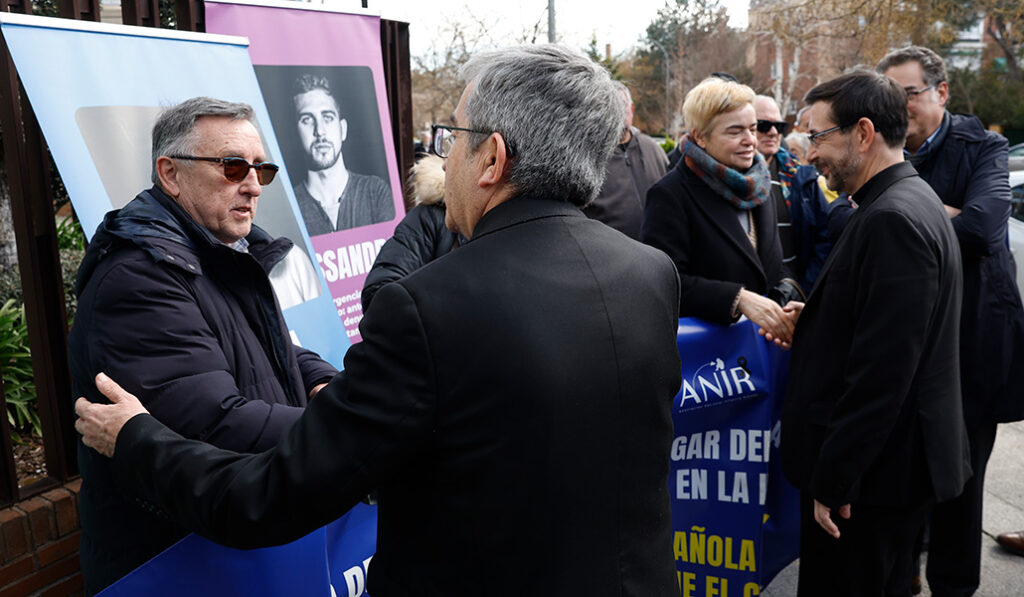 Saludo a las víctimas de abusos en el exterior de la CEE