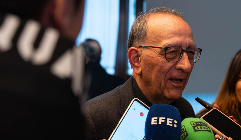 El cardenal Omella saluda a los medios