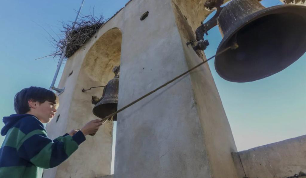 José Antonio Silvero Moreno, el campanero más joven de Extremadura tocando las campanas de la iglesia de Almendral (Badajoz)