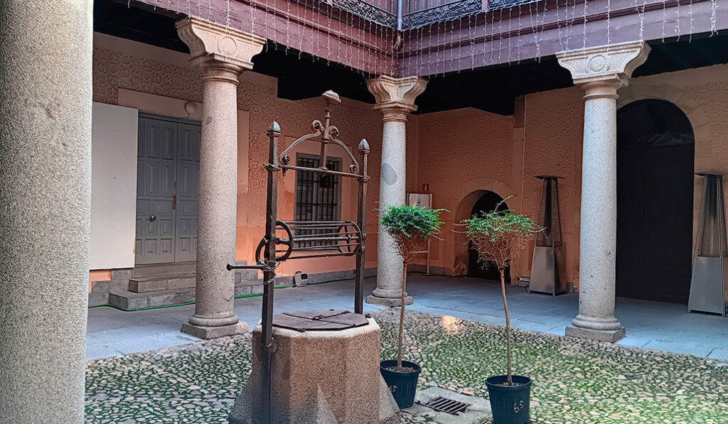 Patio en el que san Juan de la Cruz celebró la Misa de fundación del convento