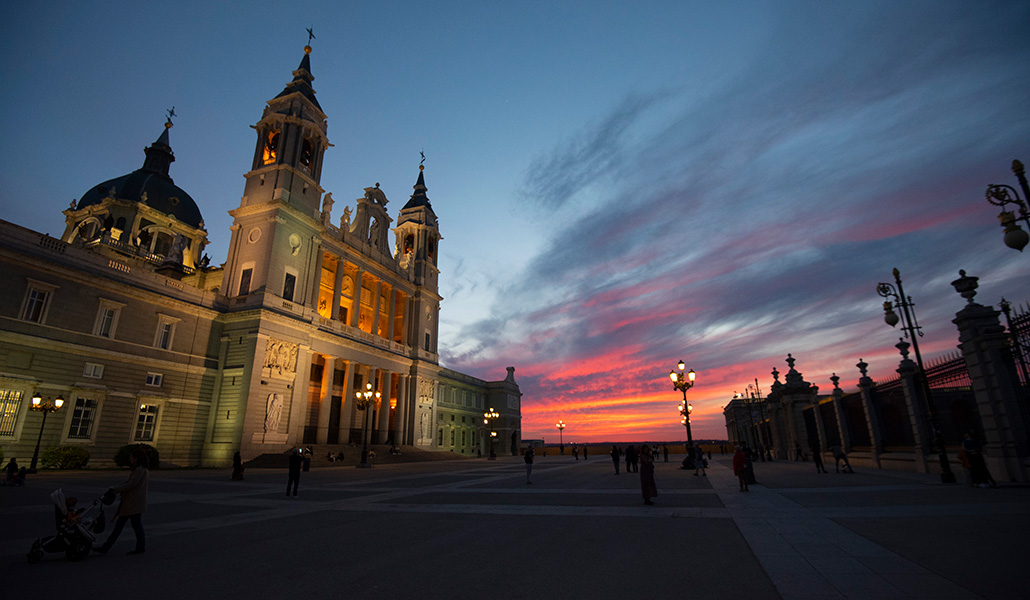 Catedral de la Almudena al atardecer
