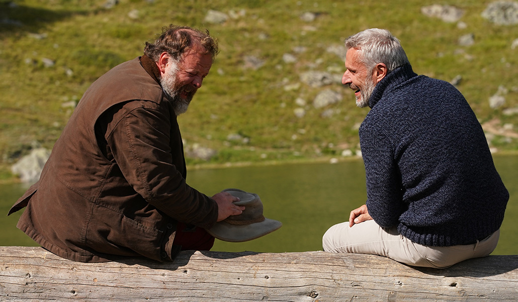 Pierre (Gregory Gadebois) comparte su tiempo con el empresario Vincent (Lambert Wilson) en los Alpes franceses